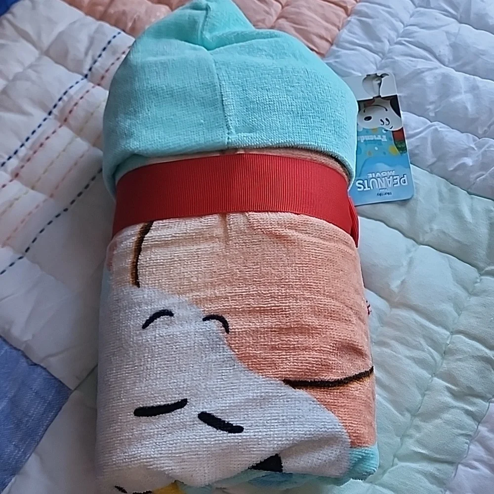 NWT Peanuts hooded towel